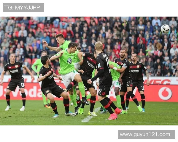 德累斯与凯泽的激烈对决揭示了足球战术的博弈与球队实力的较量 德累斯与凯泽的激烈对决揭示了足球战术的博弈与球队实力的较量