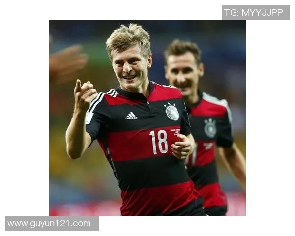 克罗斯在足球世界的传奇之路与辉煌成就解析